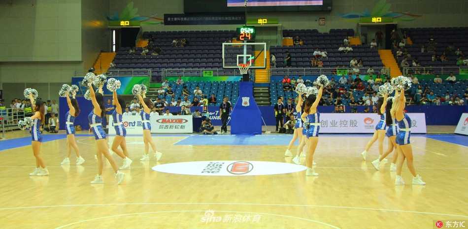 一名啦啦队员做出高难度踢腿动作，赢得观众热烈掌声。