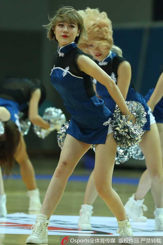 赛后，肯帝亚啦啦队的姑娘们聚集在场边，对着镜头留下了青春洋溢的大合影。汗水依然挂在额头上，但每个人的脸上都绽放着如花般的笑颜，她们用最美丽的姿态为这场精彩的赛事画上了一个圆满的句号。