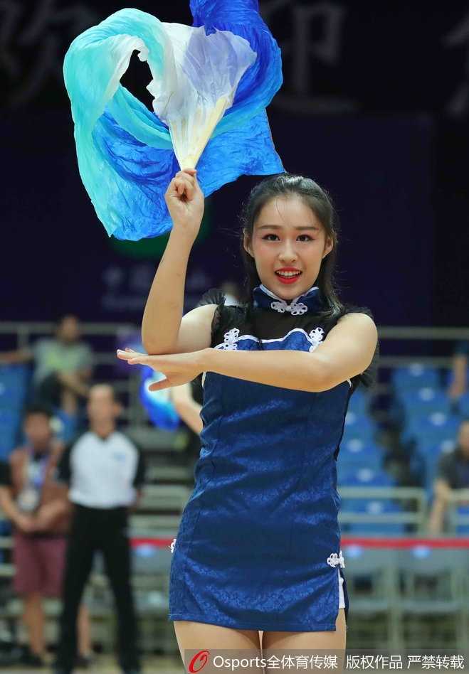 随着动感的音乐鼓点，啦啦队员们瞬间变换队形，她们的长发在空中划出优美的弧线，充满力量感的舞步与灿烂的笑容交织在一起，将主场气氛推向了第一个高潮，背后的大屏幕上也打出了球迷们欢呼的特写。