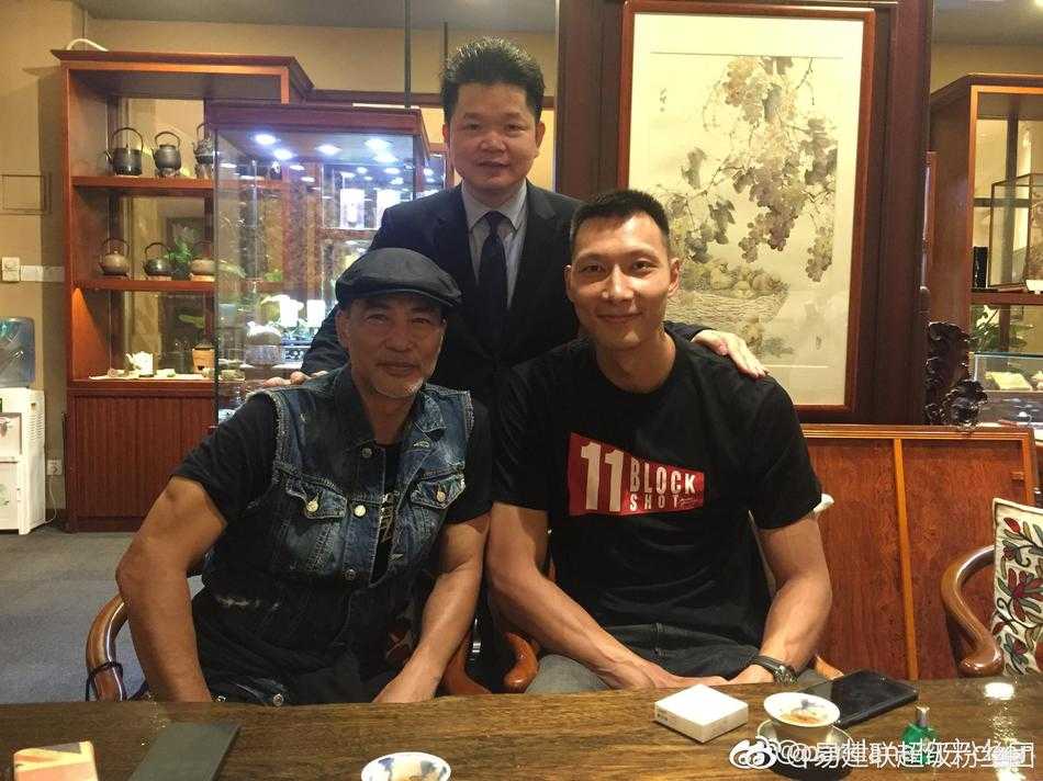 易建联身着简约休闲装，与任达华微笑碰杯，灯光下两人眼神交汇，仿佛有说不完的篮球与电影故事。