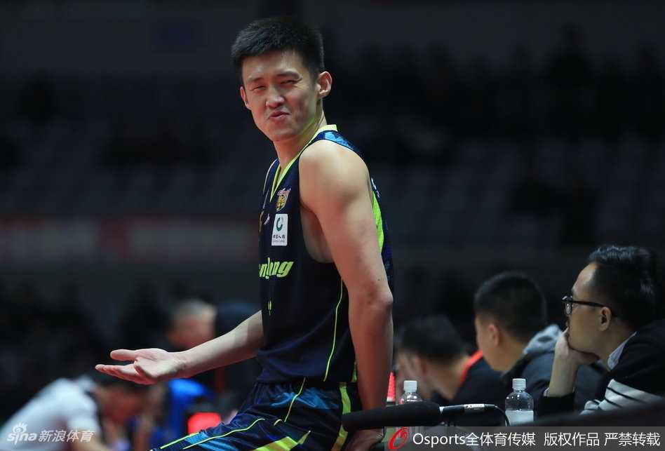 尼克尔森外线持球面对八一队员，毫不犹豫干拔三分，皮球在空中划出一道美丽的弧线直钻网窝。