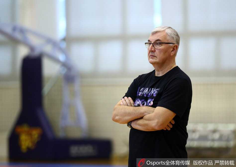 外援尼克尔森与易建联在训练中进行挡拆配合演练，两人频频沟通战术细节，这对新赛季的内线组合期待在正赛中产生化学反应。