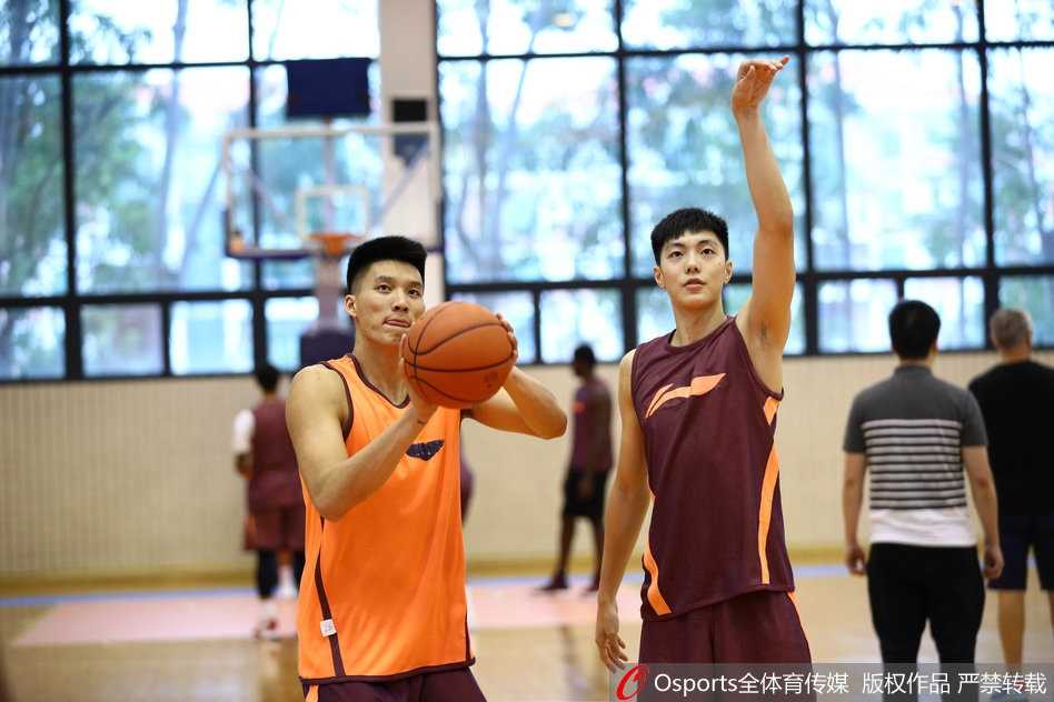 年轻后卫赵睿在对抗训练中突破上篮，身姿矫健充满灵性，作为上赛季异军突起的奇兵，他的冲击力将是广东后场的重要武器。