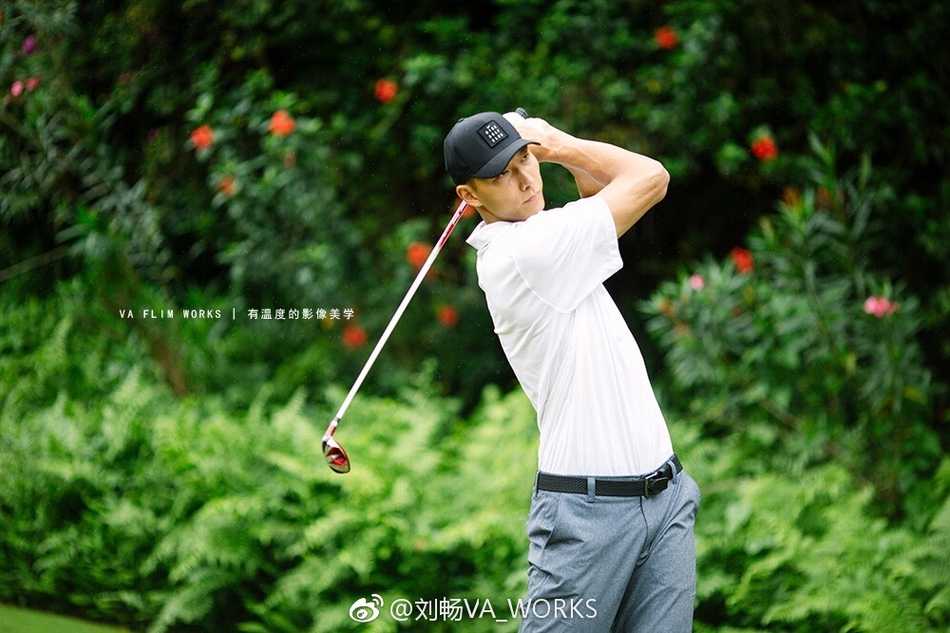 易建联在高尔夫球场潇洒挥杆，白色小球在空中划出一道优美的弧线，他专注的眼神仿佛仍在凝视着篮筐