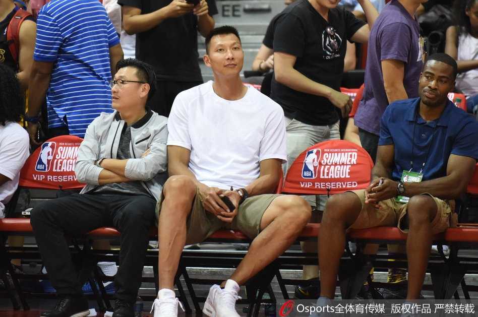 骑士队球员上篮瞬间，周琦如同一张巨网从天而降，用一记势大力沉的盖帽拒绝了对手的得分企图，动作干净利落。