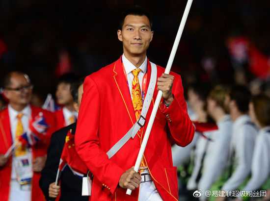 易建联作为中国代表团旗手高举国旗步入奥运赛场，神情庄严，身姿挺拔，是无数人心中的英雄瞬间。