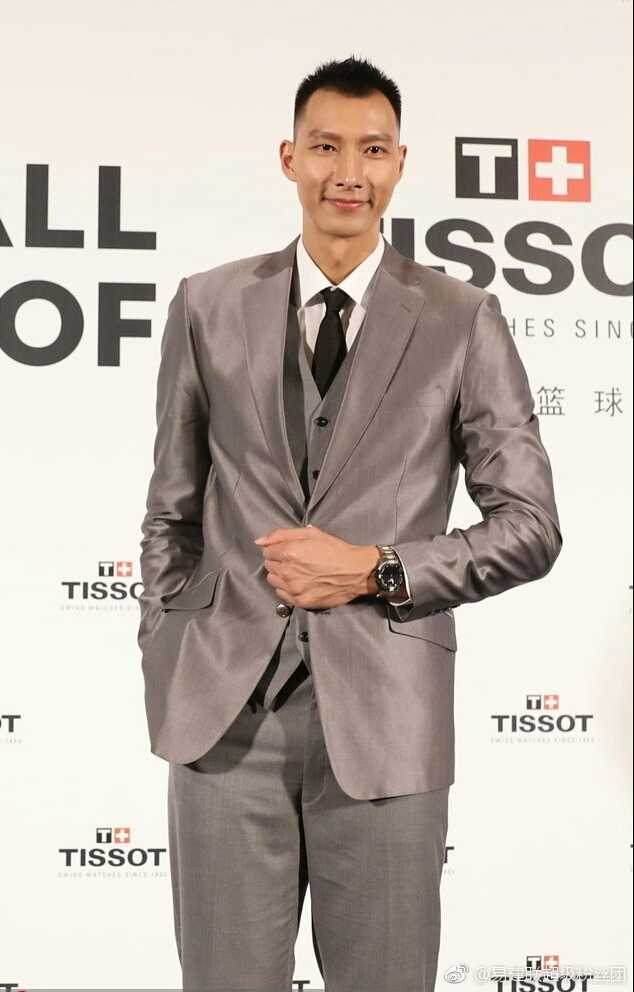 西装革履的易建联出席正式活动，剪裁得体的西装衬托出他挺拔的身姿与成熟稳重的气质。