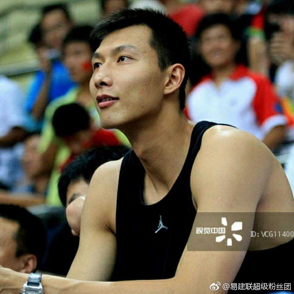 海报上的易建联目光如炬，充满力量感，仿佛在向世界宣告中国篮球的不屈精神。