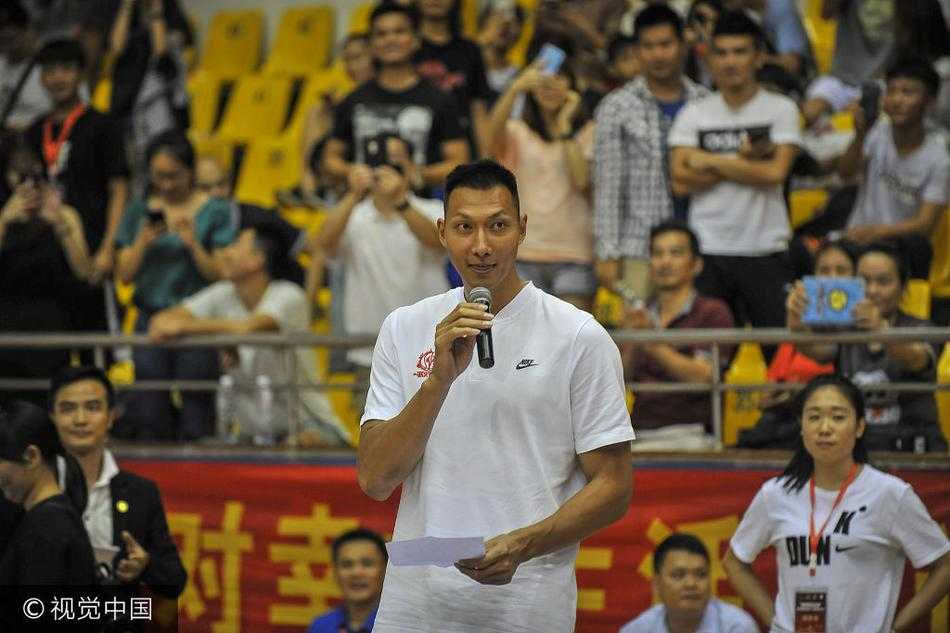 身披晚霞余晖，易建联踏入灯光璀璨的体育馆，举手投足间尽显巨星风范，瞬间引爆了现场千余名守候多时的球迷的热情。