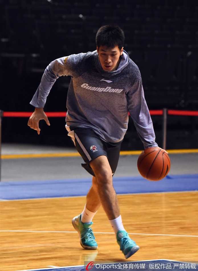 宏远核心易建联在赛前热身中撩起球衣，露出雕塑般的肌肉线条，神情专注而轻松