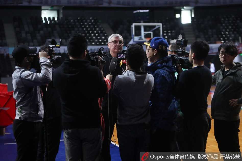 训练结束后，易建联在场边放松，汗水浸湿了衣衫，完美的肌肉轮廓正是他十年如一日坚持苦训的最好证明