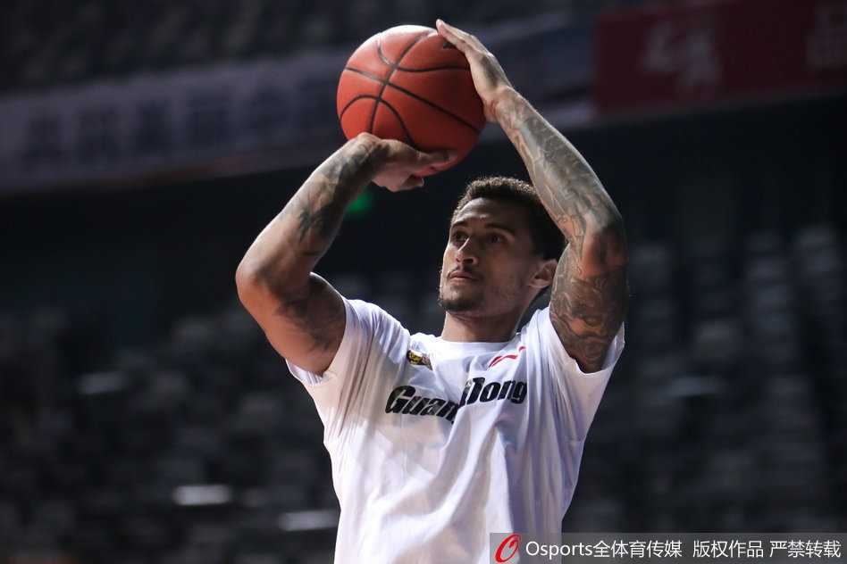 队友们在场上跑篮热身，易建联则在一旁进行着核心力量的专项训练，每一块肌肉都蕴含着巨大的能量