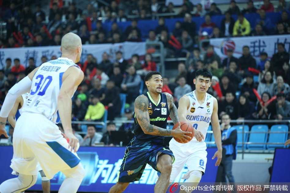 广东外援尼克尔森迎着防守强行暴扣，隔人劈扣气势如虹，点燃替补席激情