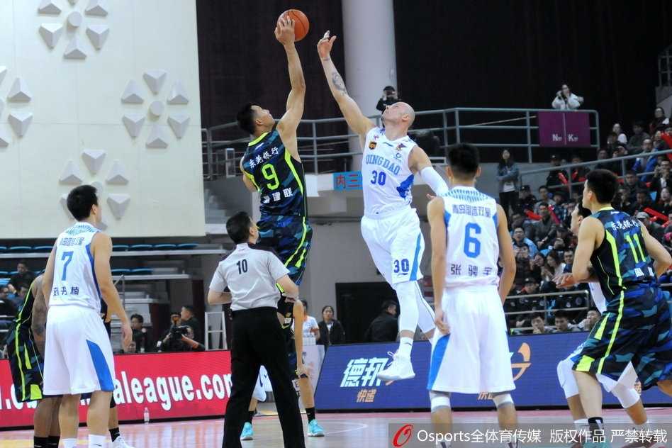 周鹏底角接球稳稳出手，三分精准命中空心入网，为广东队末节反扑吹响号角
