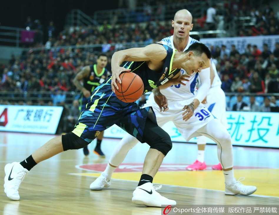 易建联在青岛队内线群中高高跃起，单臂擎天送出无情封盖，守护广东禁区