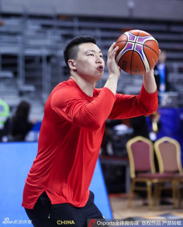 周鹏在底角稳稳出手三分，作为队长他的每一次得分都为球队注入强心剂。
