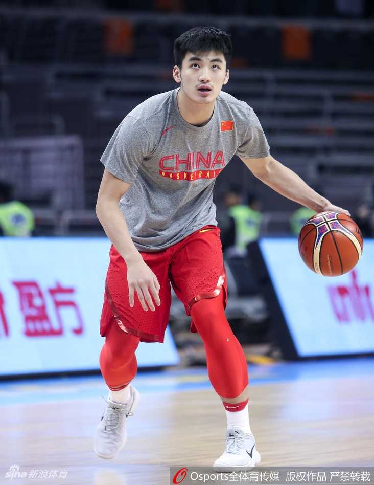 主帅杜锋在训练场边双手抱胸，神情严肃地指挥着场上的战术跑位。