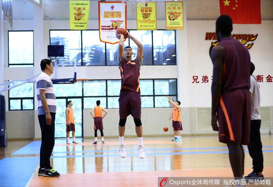 力量房内，易建联正在进行核心力量训练，肌肉线条分明，展现出了极强的身体素质和职业态度。