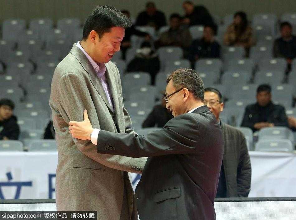 寒暄结束，两人即将各归其位。画面中，王治郅的手轻轻搭在范斌的背上，给予这位老友最后的支持与鼓励。这个瞬间，没有了球员与教练的身份之分，只剩下两位将自己全部青春献给中国篮球的老兵，在用只有他们才懂的方式，传递着力量与温情。