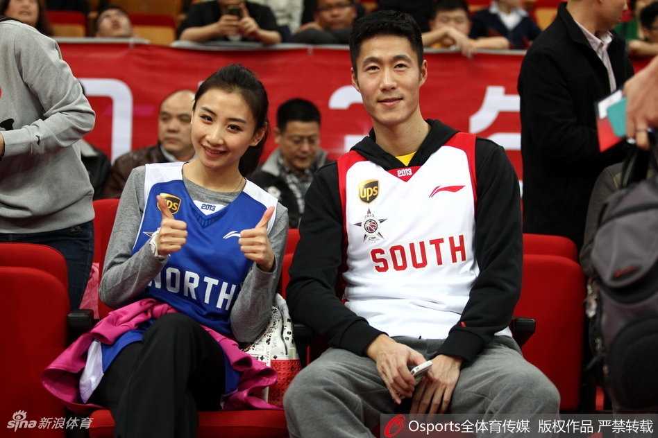 陈露在场边尽显母爱光辉，她温柔地将朱芳雨的儿子抱在怀中，一边照顾孩子一边关注着场上的比赛，画面温馨而自然。