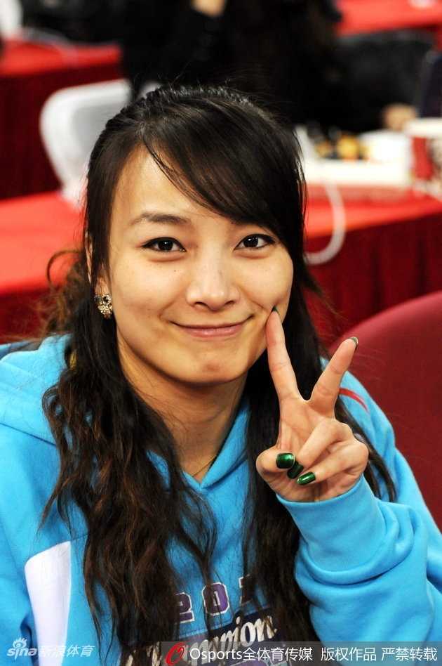 北京队球星孙悦在场上持球进攻，他的神情坚毅而专注，身披战袍的他在全明星舞台上总是能贡献出令人难忘的表演。