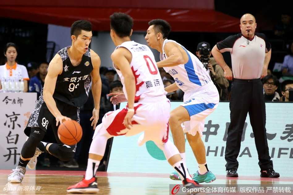 广厦队的孙铭徽如精灵般穿梭于北大的防线之中，用一个华丽的背后运球晃开防守，为队友送出击地妙传。