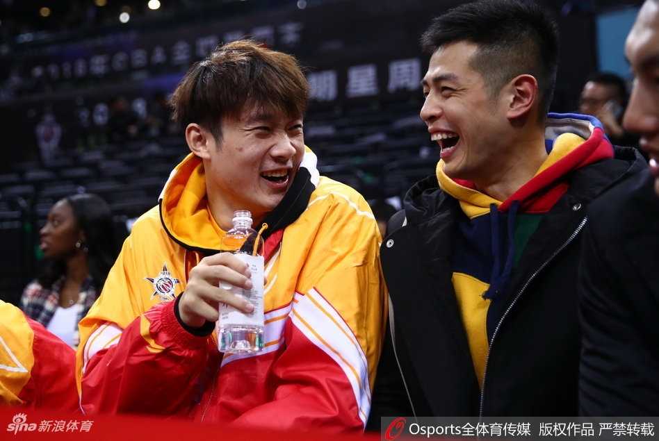 易建联等南区全明星正赛球员坐在场边，目光如炬地注视着场上星锐后辈们的表现，眼神中满是期许与追忆。