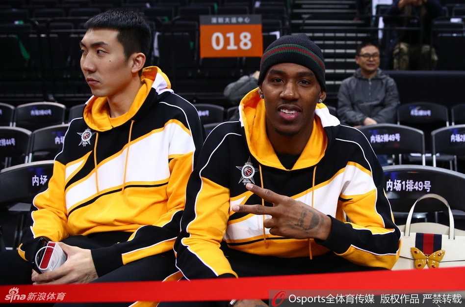 深圳大运中心座无虚席，场边巨大的CBA全明星背景板前，全明星正赛球员们一字排开坐在场边，形成一道独特的风景线。