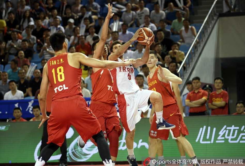 赵继伟面对伊朗高大后卫的贴身紧逼，冷静地运球穿过防线，他那洞察全局的双眼正在寻找着队友的跑动位置，准备送出致命一传。