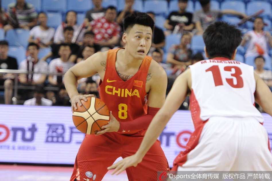 阿不都沙拉木底角接球，手起刀落，篮球在空中划出一道美妙的弧线直钻网窝。关键时刻的这记三分球，帮助中国队实现反超，点燃了整个长春体育馆。
