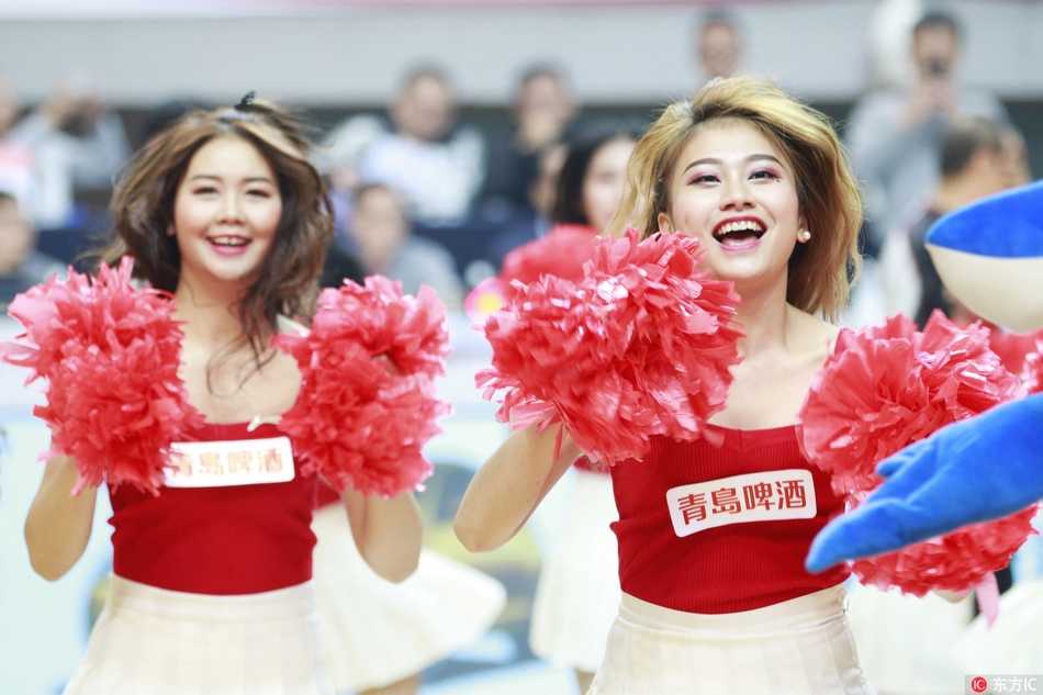 在球场中央，数名啦啦队员排成一列，她们同时踢腿转身，裙摆飞扬，动感的节奏仿佛要冲破屏幕，为紧张的比赛注入了一股青春的活力风暴