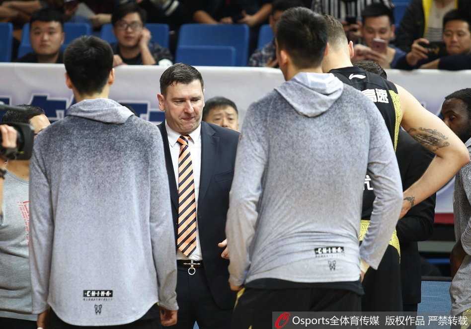 本场获胜功臣赵泰隆出手三分球后，手臂高高扬起，眼神紧紧追随那在空中划出完美弧线的篮球，这一刻，他眼中只有篮筐，心中只有胜利。