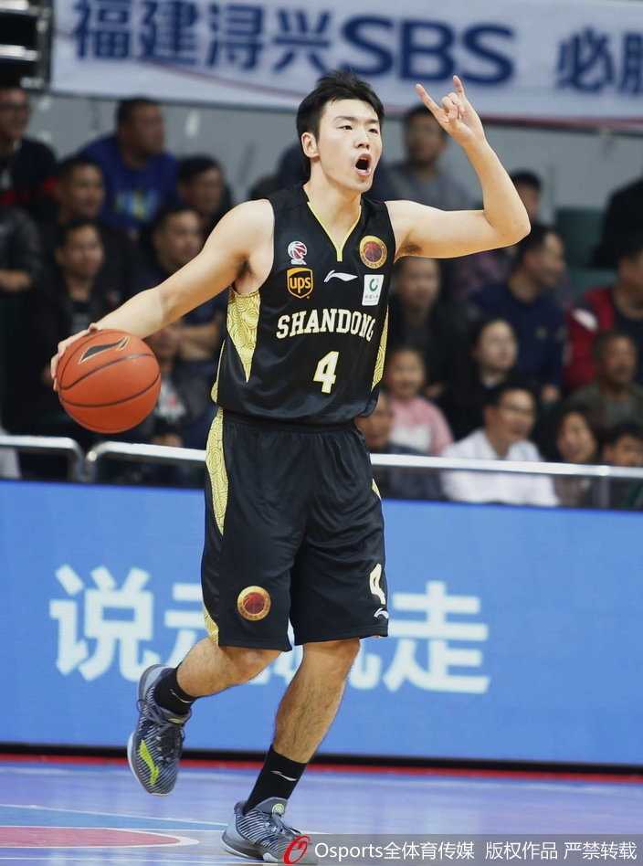 福建队外援拉斯·史密斯犹如一道闪电，在山东队三人合围的严密防守下强行突破，他的眼神里满是必胜的坚定，瞬间点燃了主场球迷的热情。
