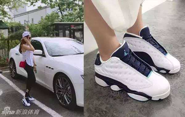 红色房间里她身穿同色内衣，纤细腰身上胸部曲线诱人，内衣痕迹微露，修长腿型在柔光中格外动人