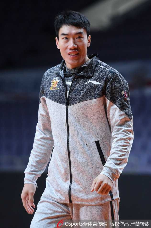 马布里目光如炬，在训练间隙凝视篮筐，额头上的汗珠折射出他备战第18轮的专注与决心