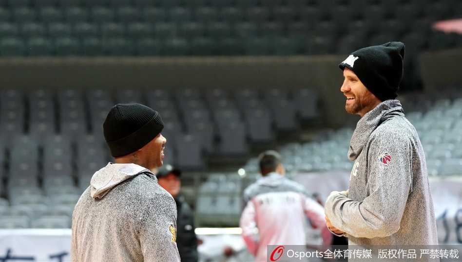 北控队训练全景，马布里在人群中格外显眼，他正比划着手势指挥队友跑位，即便只是一堂训练课，他的领袖气质依旧展露无遗。