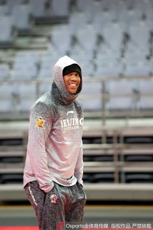 近距离特写下，马布里额头的汗珠清晰可见，他咧嘴大笑，露出洁白的牙齿，那份发自内心的快乐极具感染力。