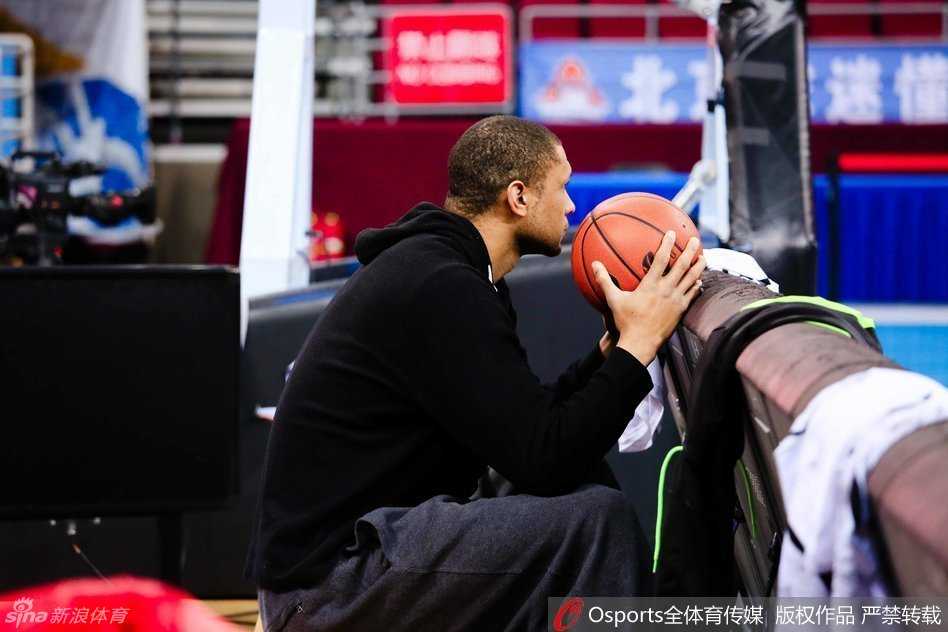 独自坐在场边的莫里斯，眼神望向远方，仿佛在与过去四年的辉煌时光做无声的告别，板凳的倒影拉长了他内心的孤寂与坚定。