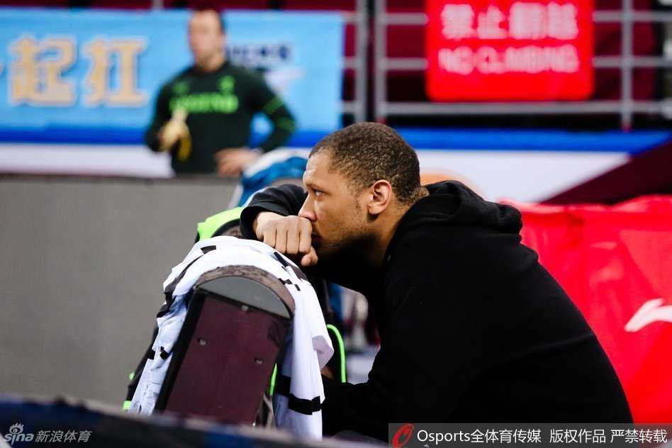 训练馆里的马布里完全放松，脸上洋溢着享受篮球的纯粹快乐，仿佛已将所有场外的纷争抛诸脑后，专注于当下的每一次运球。