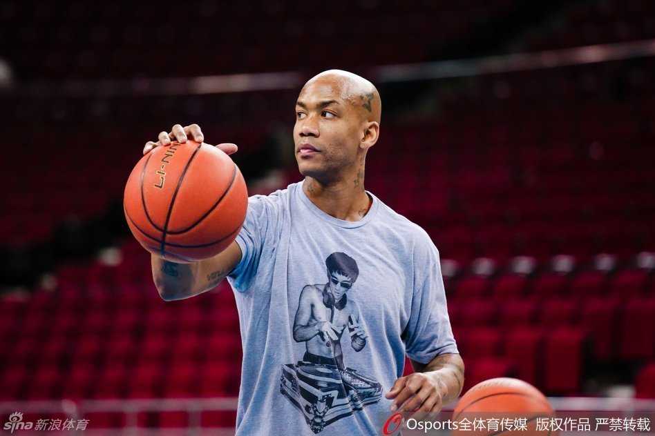 孙悦在训练中不经意地挠了挠头，这个俏皮的小动作捕捉到了大圣私下里可爱的一面，也冲淡了训练馆里紧张严肃的气氛。