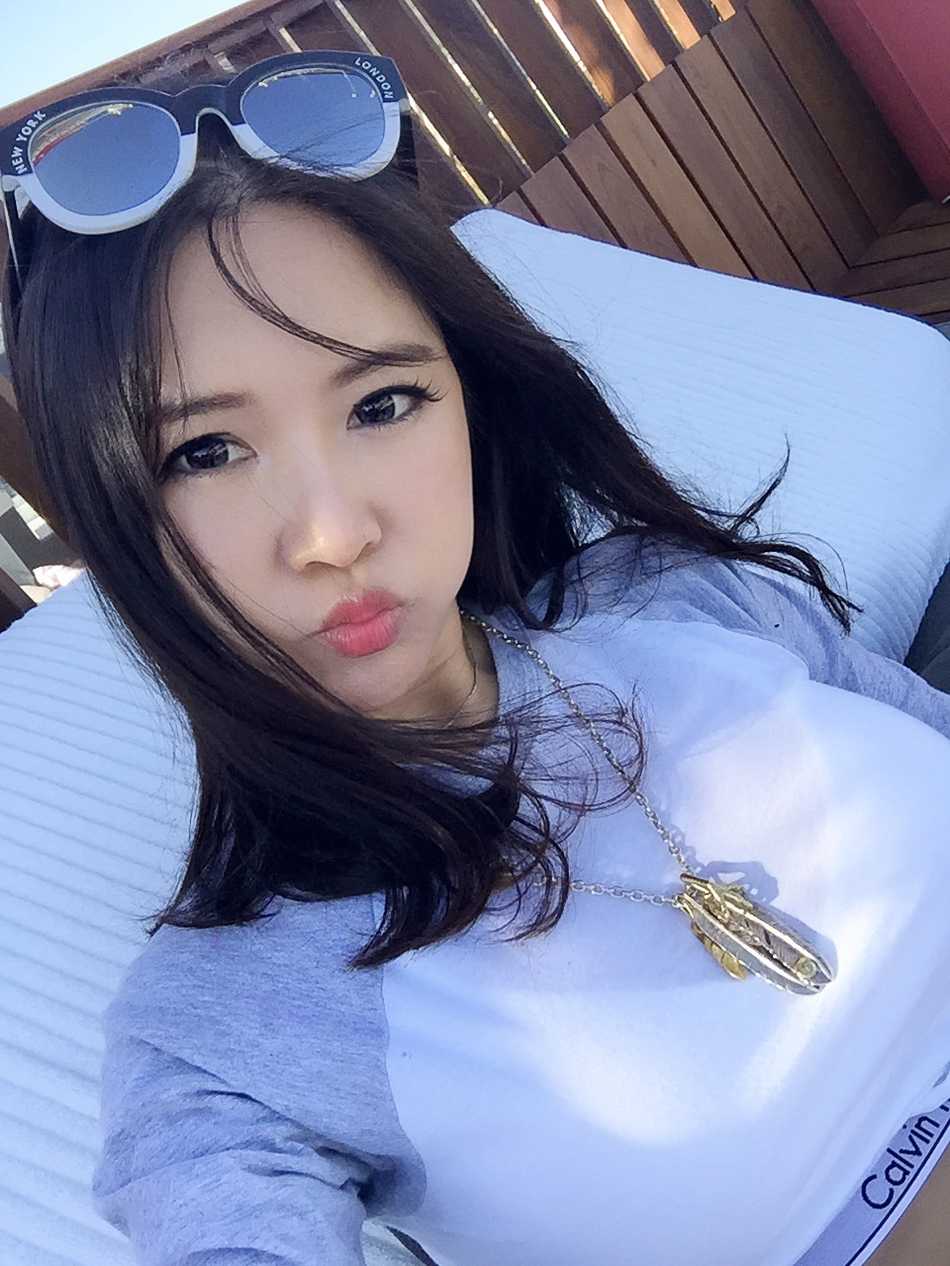 周玲安身穿条纹休闲装，在球场背景下笑容灿烂，亲和力十足，展现出她不同于主持时的轻松活泼一面，仿佛邻家大姐姐般温暖。