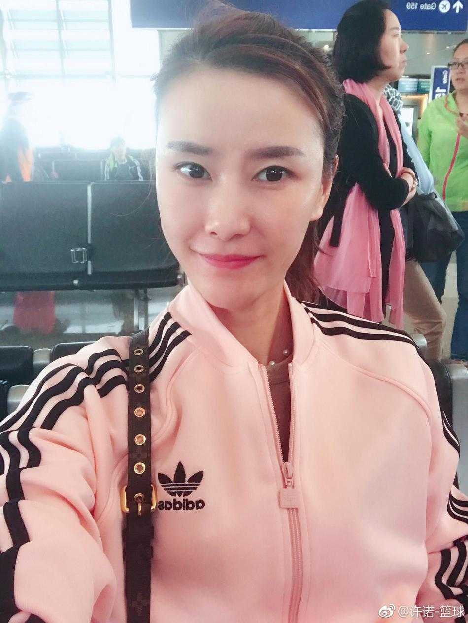 许诺身穿简约时尚装束，面对镜头露出恬静微笑，清新气质宛若春日暖阳