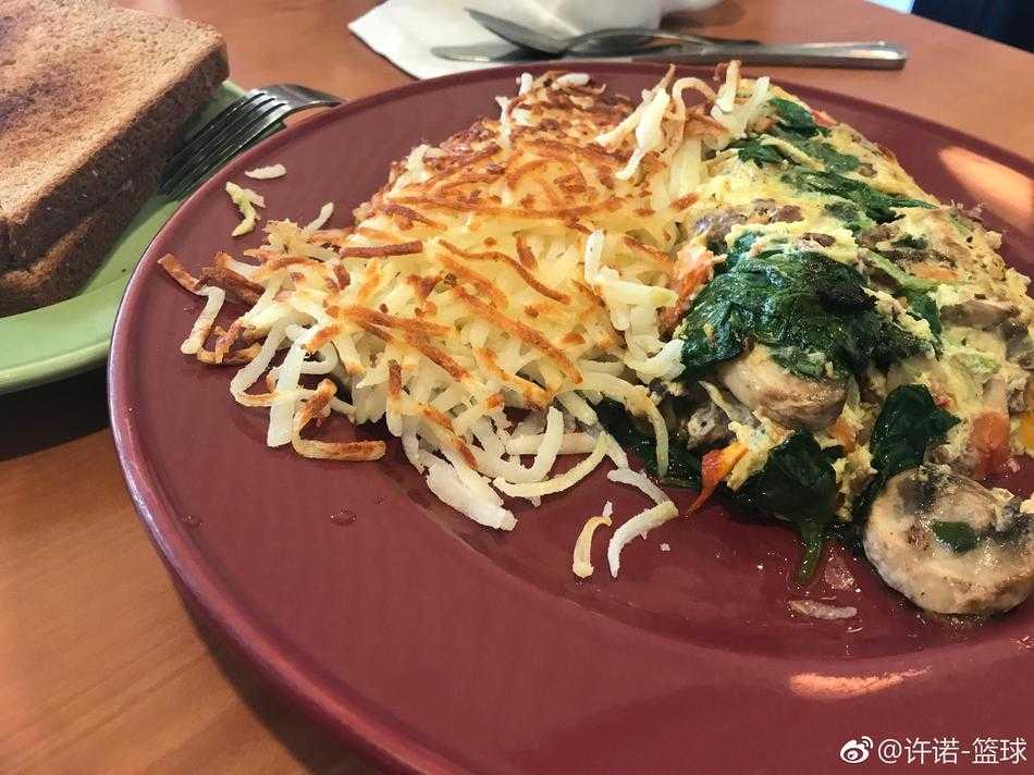 许诺对镜自拍，随意拨弄秀发，举手投足间散发着自信与迷人的青春活力