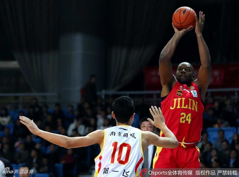 同曦外援琼斯在吉林队三人合围中强行突破，空中身体折叠后将球抛向篮筐