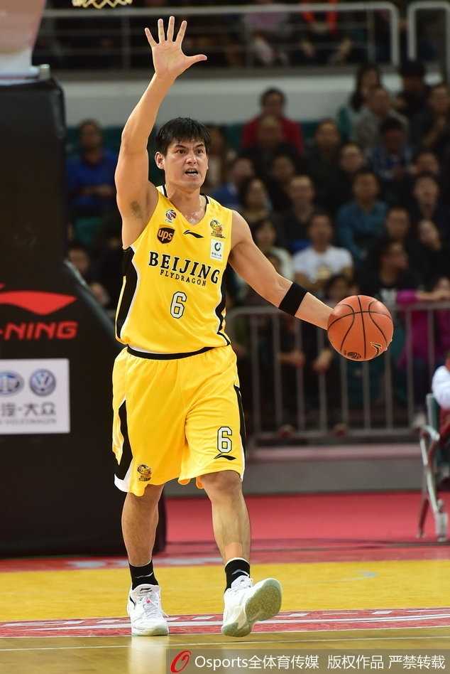 北控队小将许梦君底角接球出手三分，皮球应声入网，他握拳怒吼，成为球队逆转的最大功臣。