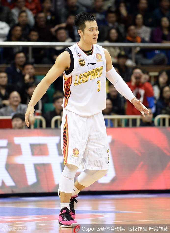 李慕豪如大鹏展翅般腾空而起，双手将球狠狠砸进篮筐，对手只能仰望叹息