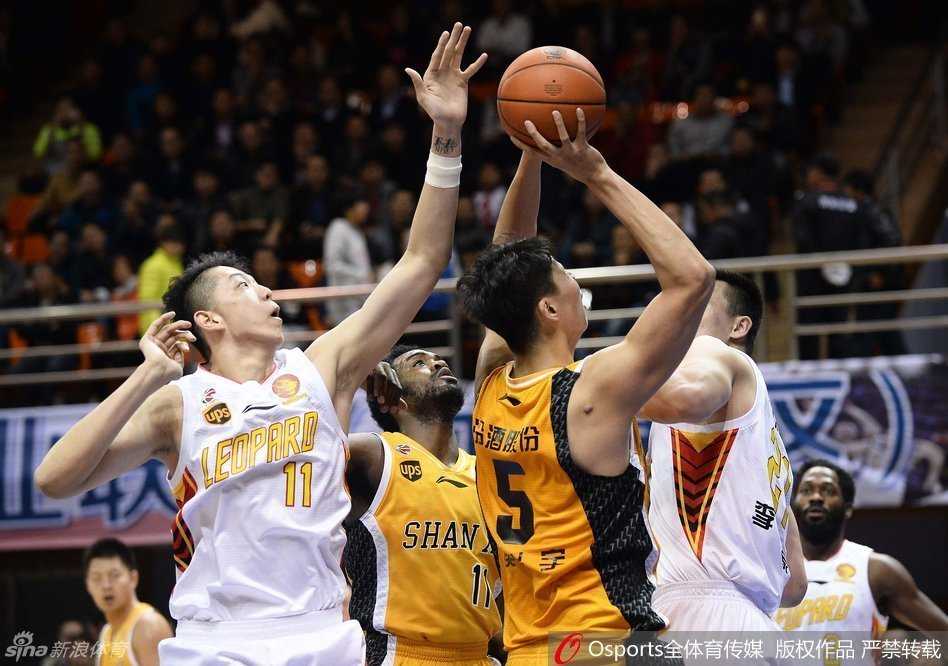 沈梓捷飞身跃起，长臂伸展犹如大鸟封天，将对手的上篮狠狠拒绝于篮筐之外