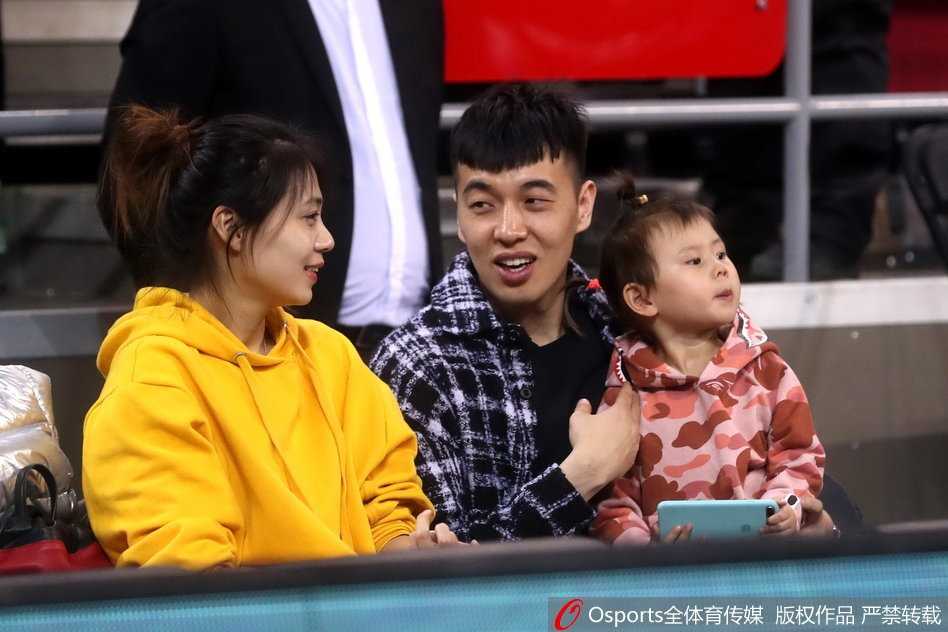 看台上的曾令旭陷入沉思，手中拿着证件，此刻的他更像一个冷静的观察者，分析着场上的一举一动。