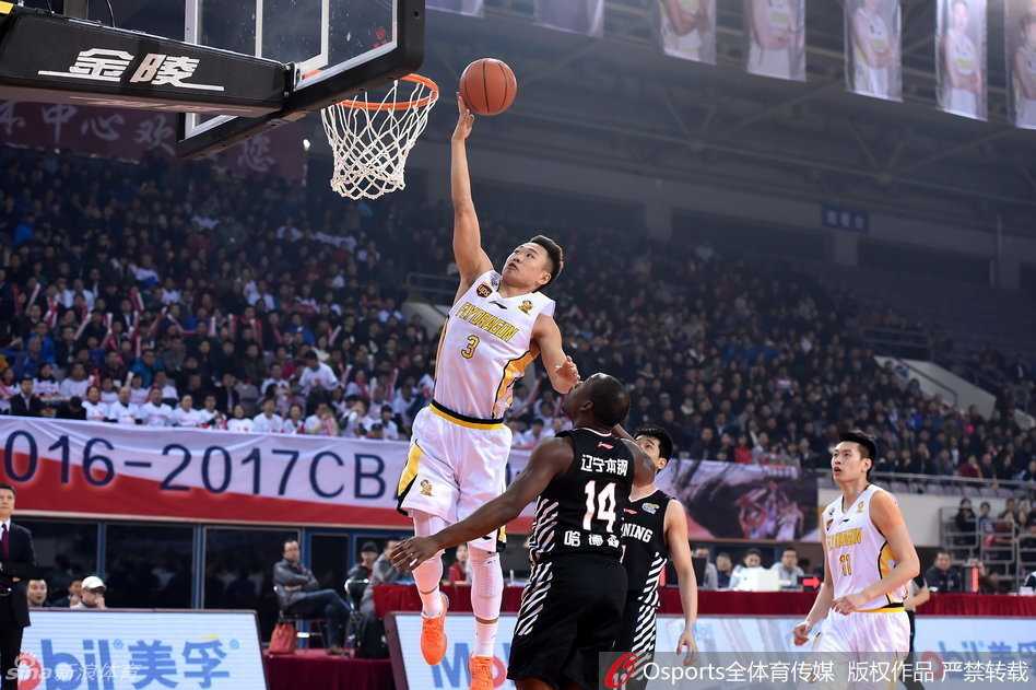 辽宁队外援兰多夫强行上篮，在浙江队内线长臂干扰下，依然展现出极强的攻击欲望。