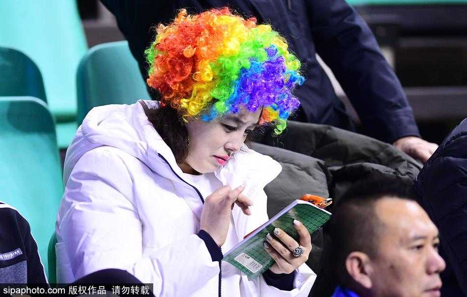 喧闹的球馆看台上，一位编着彩虹辫的女孩笑靥如花，她手中挥动着充气棒，那五彩斑斓的发色成了赛场边最独特的风景线。